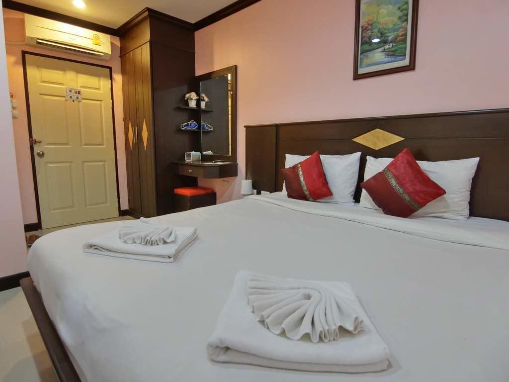 Hollywood Inn Love Patong Extérieur photo