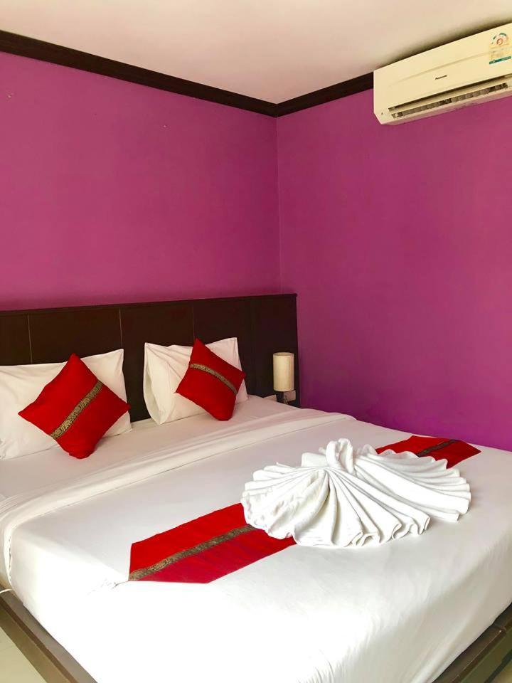 Hollywood Inn Love Patong Extérieur photo
