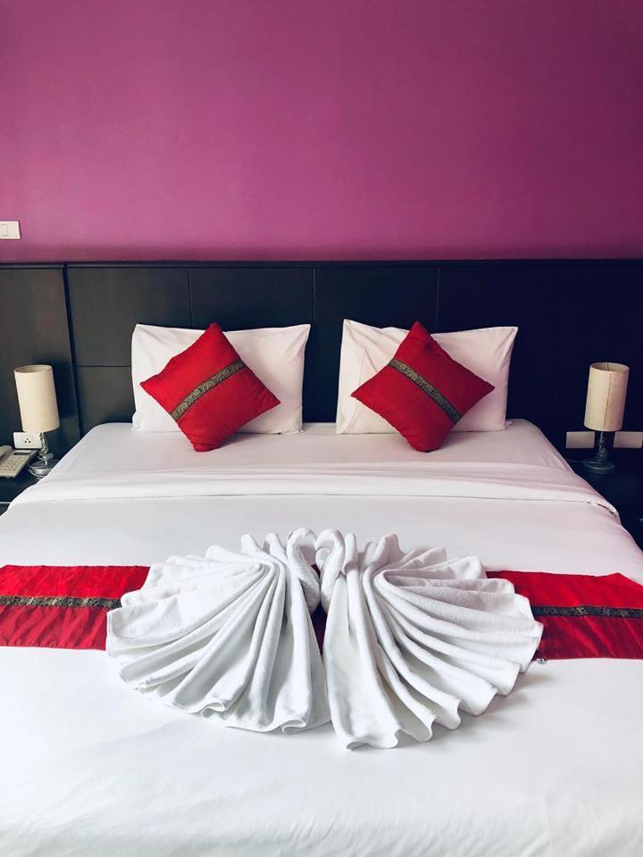 Hollywood Inn Love Patong Extérieur photo