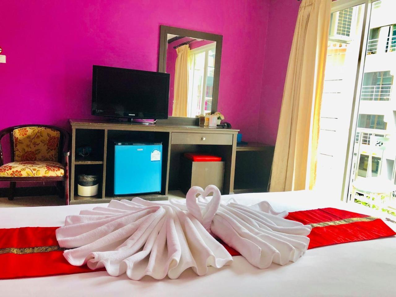 Hollywood Inn Love Patong Extérieur photo