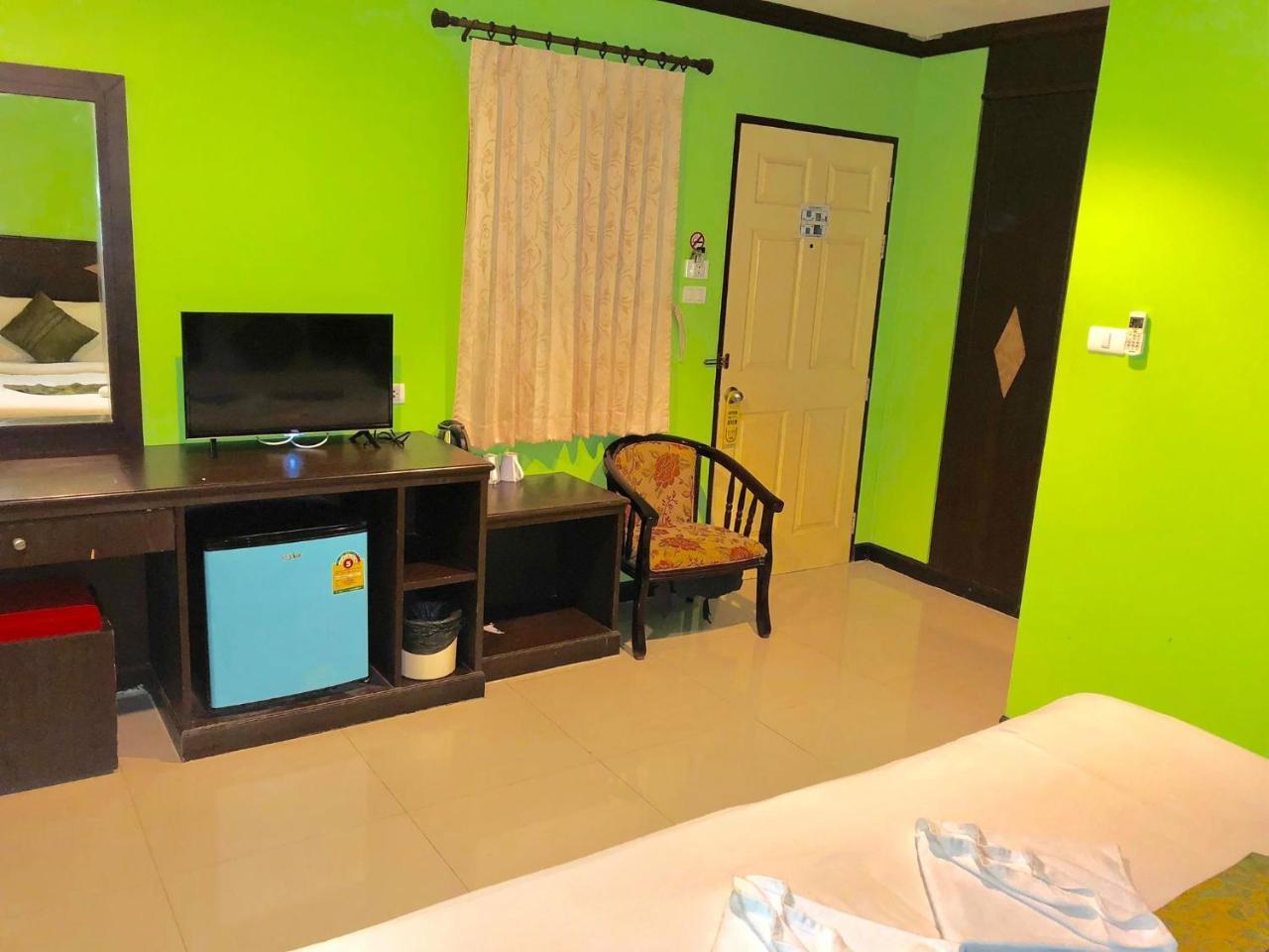 Hollywood Inn Love Patong Extérieur photo