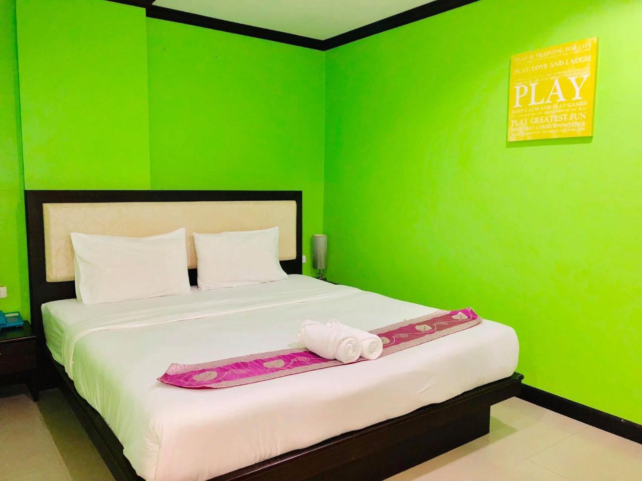 Hollywood Inn Love Patong Extérieur photo