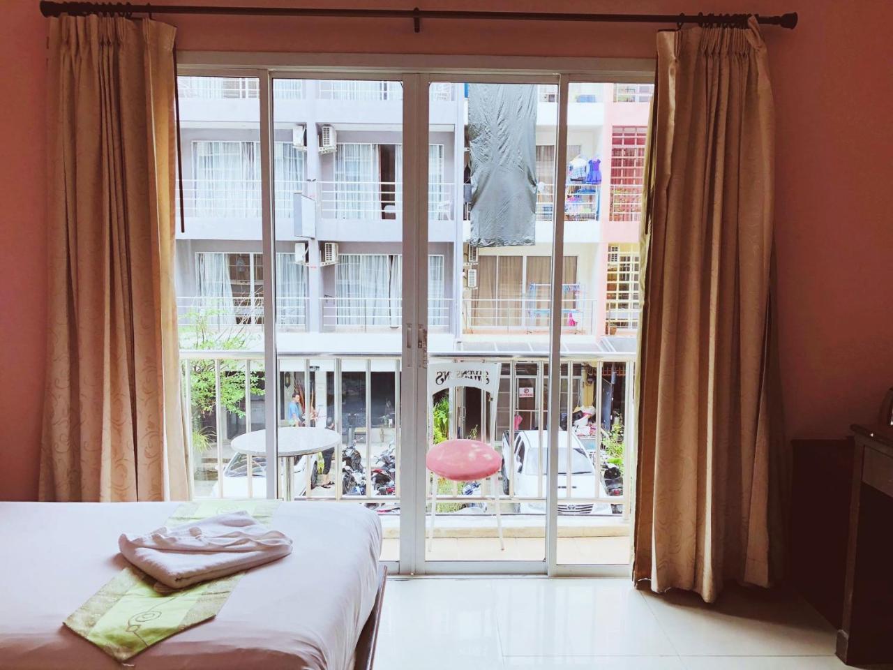 Hollywood Inn Love Patong Extérieur photo
