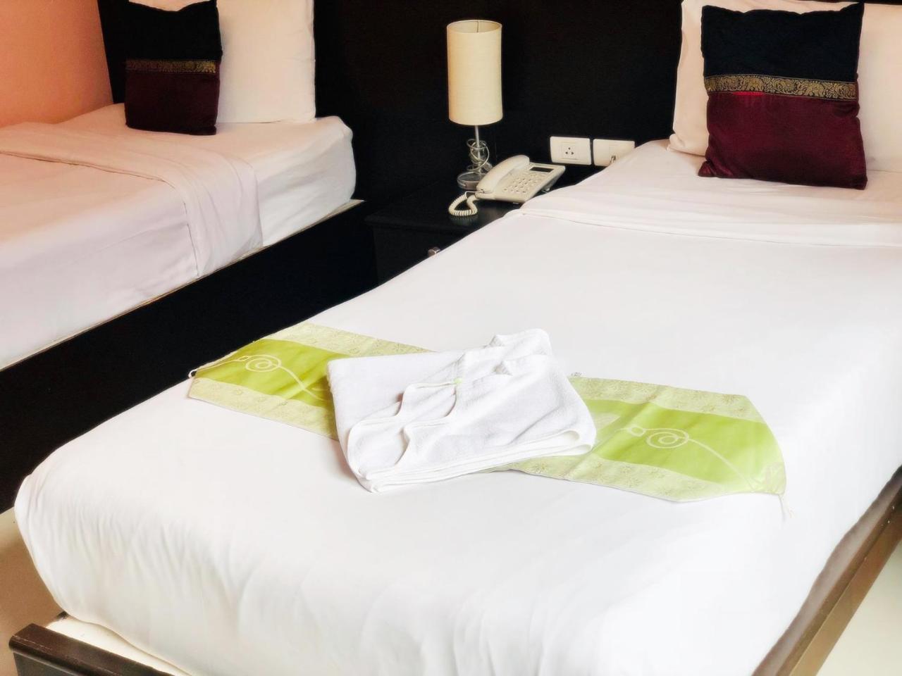 Hollywood Inn Love Patong Extérieur photo