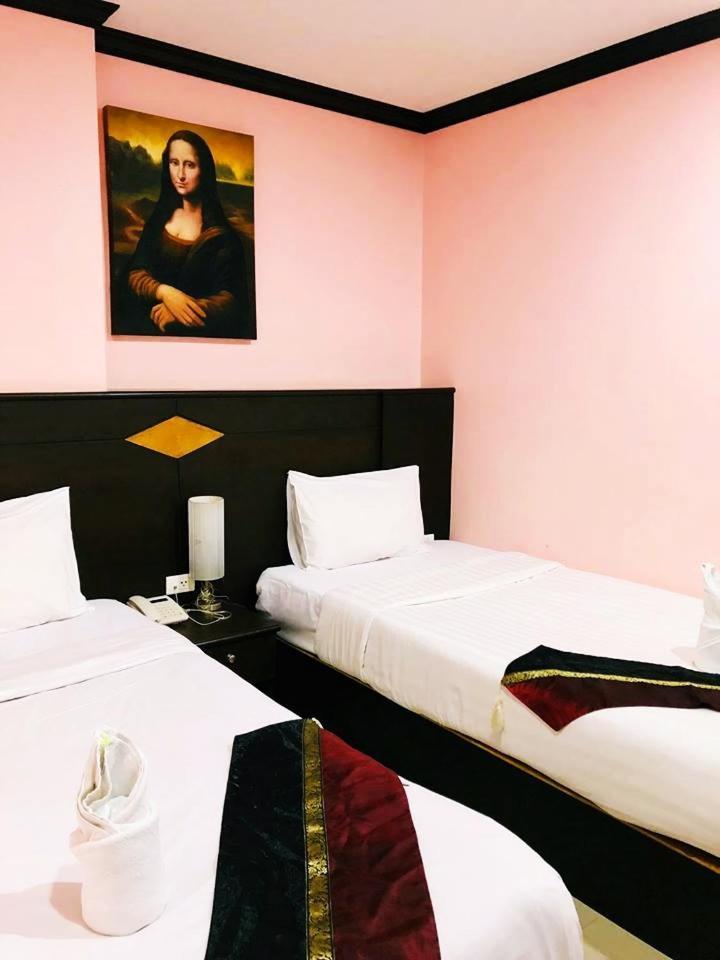 Hollywood Inn Love Patong Extérieur photo