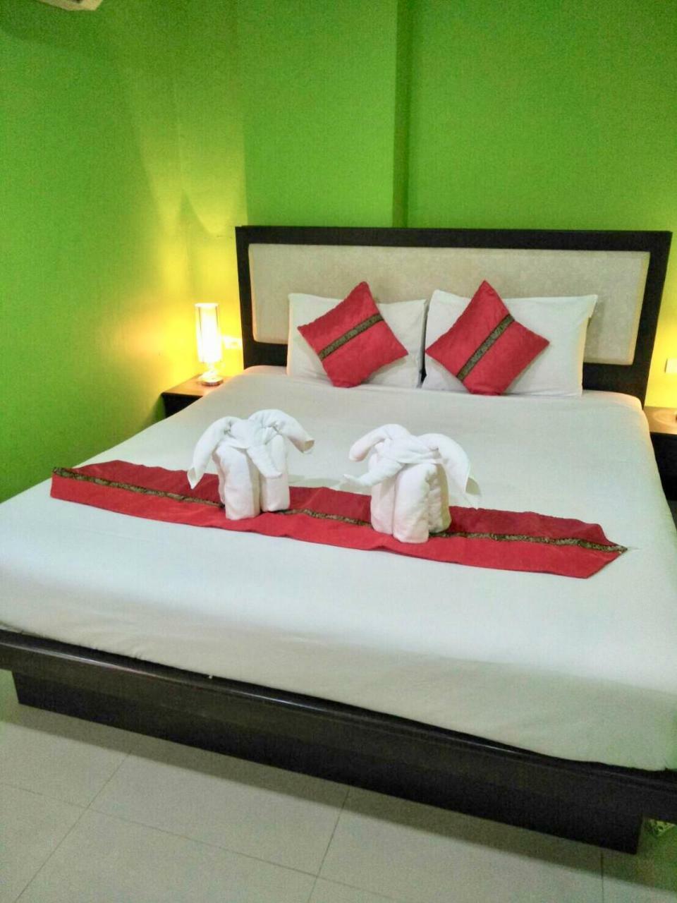 Hollywood Inn Love Patong Extérieur photo